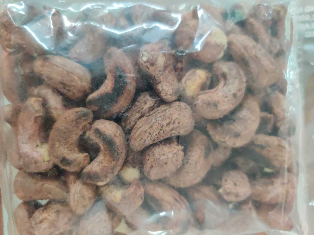Wood-roasted cashews with skin