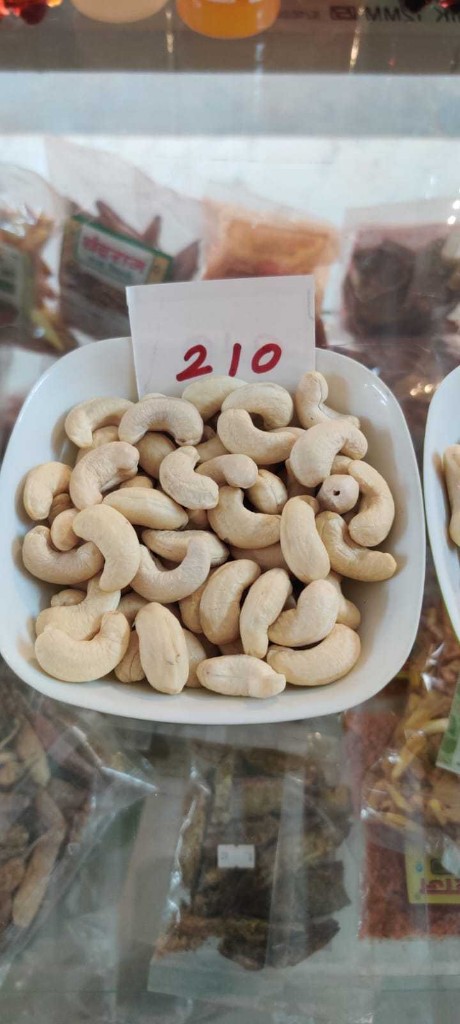 Whole cashews W210