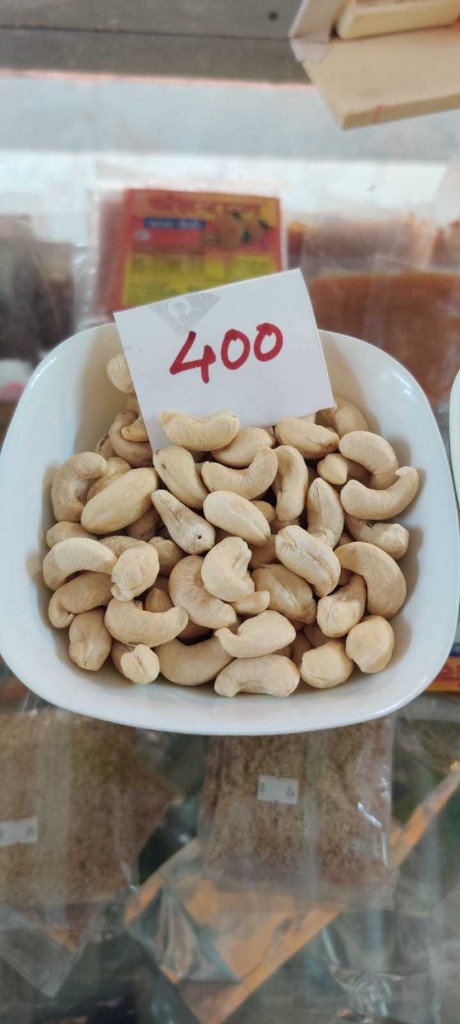 Whole cashews W400